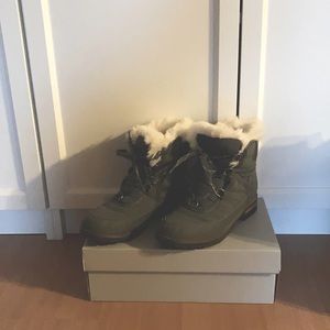 Women’s cute grey winter boots with fur inside.